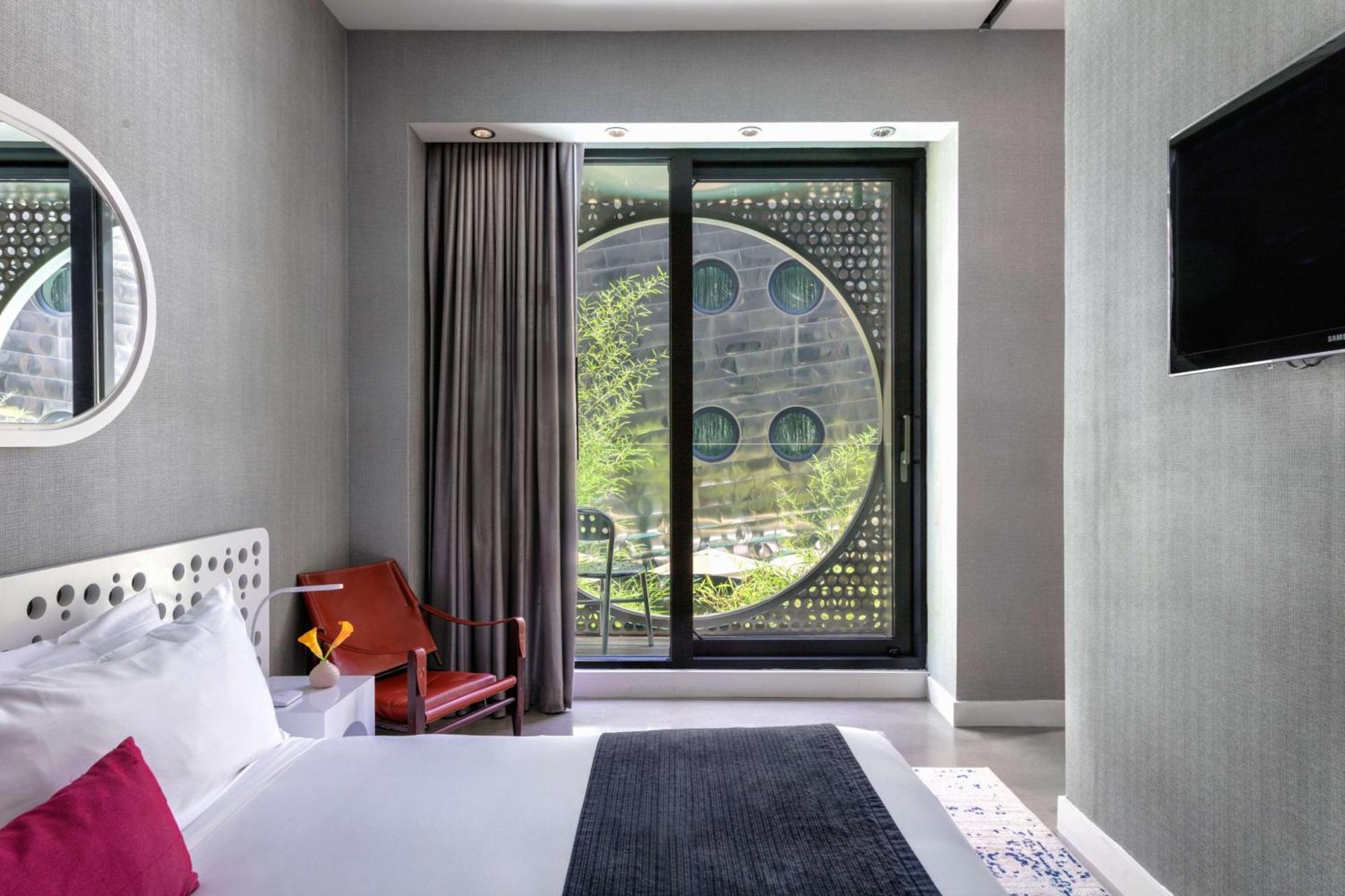 Platinum King Suite